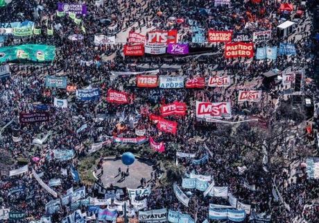 La columna vertebral de la Nación es la educación pública que iguala y nos hace libres