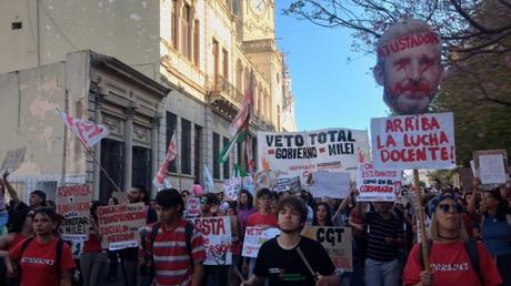 La columna vertebral de la Nación es la educación pública que iguala y nos hace libres
