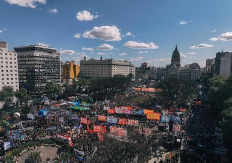 La columna vertebral de la Nación es la educación pública que iguala y nos hace libres