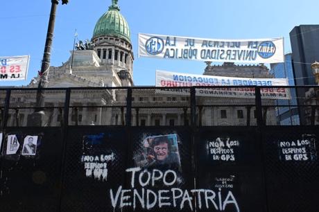 La columna vertebral de la Nación es la educación pública que iguala y nos hace libres