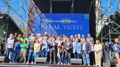 La columna vertebral de la Nación es la educación pública que iguala y nos hace libres