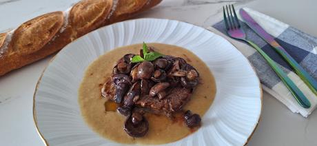 Medallón de ternera en salsa con setas Medallón de ternera en salsa con setas