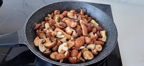 Medallón de ternera en salsa con setas Medallón de ternera en salsa con setas