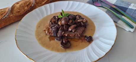 Medallón de ternera en salsa con setas Medallón de ternera en salsa con setas