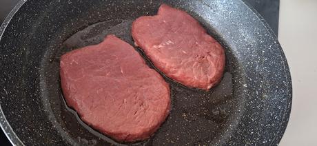 Medallón de ternera en salsa con setas Medallón de ternera en salsa con setas