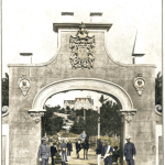 1913:arco de entrada al Palacio Real de la Magdalena