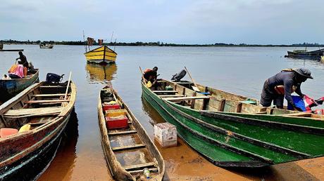 ANGOLA : NAVEGANDO EL RIO CONGO