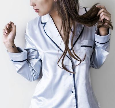 Mujer con pijama Mujer con pijama