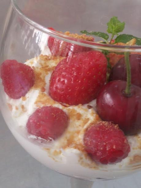 COPA DE MOUSSE DE CHOCOLATE BLANCO CON FRUTAS ROJAS COPA DE MOUSSE DE CHOCOLATE BLANCO CON FRUTAS ROJAS