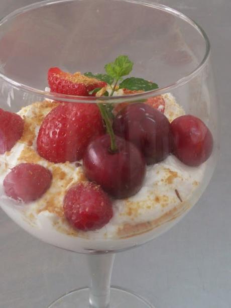 COPA DE MOUSSE DE CHOCOLATE BLANCO CON FRUTAS ROJAS COPA DE MOUSSE DE CHOCOLATE BLANCO CON FRUTAS ROJAS