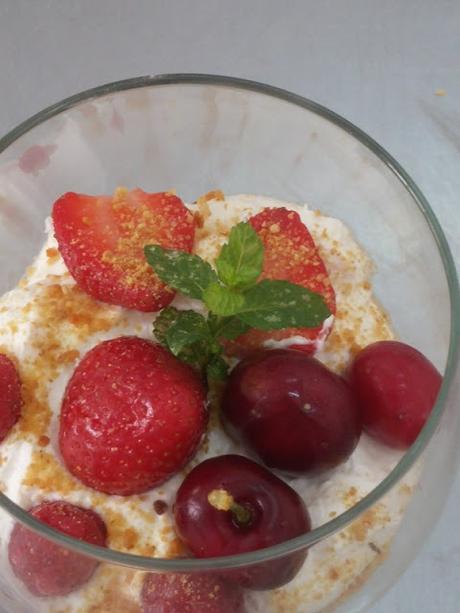 COPA DE MOUSSE DE CHOCOLATE BLANCO CON FRUTAS ROJAS COPA DE MOUSSE DE CHOCOLATE BLANCO CON FRUTAS ROJAS