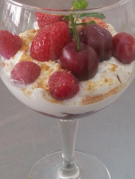 COPA DE MOUSSE DE CHOCOLATE BLANCO CON FRUTAS ROJAS COPA DE MOUSSE DE CHOCOLATE BLANCO CON FRUTAS ROJAS