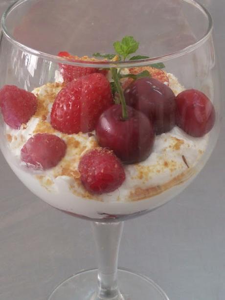 COPA DE MOUSSE DE CHOCOLATE BLANCO CON FRUTAS ROJAS COPA DE MOUSSE DE CHOCOLATE BLANCO CON FRUTAS ROJAS