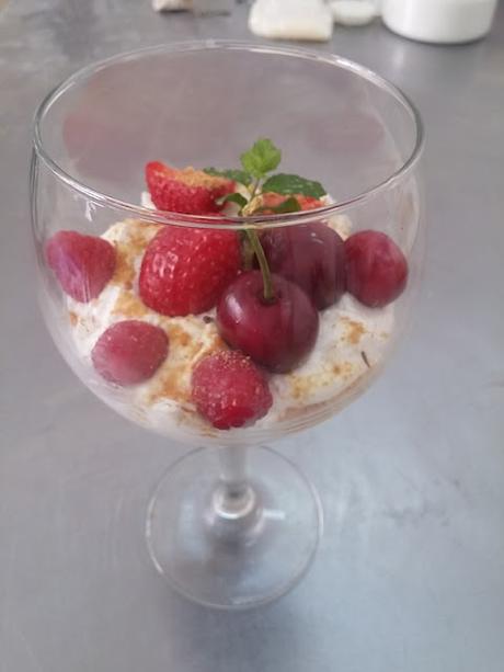 COPA  DE MOUSSE DE CHOCOLATE BLANCO CON FRUTAS ROJAS