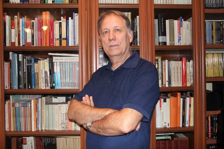 Luis Bolívar: «El poder está en los lectores, y los animaría a arriesgarse con autores poco conocidos» Luis Bolívar: «El poder está en los lectores, y los animaría a arriesgarse con autores poco conocidos»