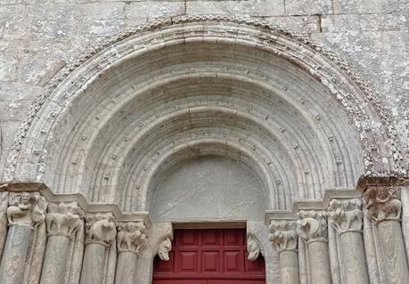 ROMÁNICO EN EL CAMINO DE INVIERNO  IGLESIA DE SAN PAIO DE DIOMONDI Detalle tímpano arquivoltas y capiteles portada oeste