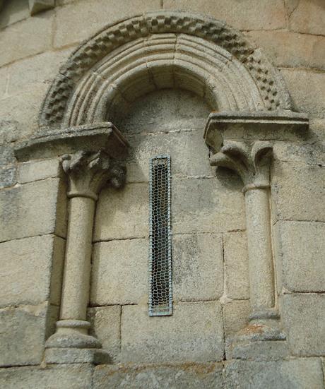 ROMÁNICO EN EL CAMINO DE INVIERNO IGLESIA DE SAN MARTIÑO Ventana Ábside