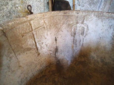 ROMÁNICO EN EL CAMINO DE INVIERNO  IGLESIA DE SAN PAIO DE DIOMONDI Interior Pila bautismal