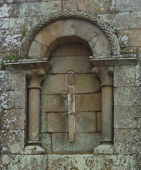 ROMÁNICO EN EL CAMINO DE INVIERNO  IGLESIA DE SAN MARTIÑO Ventana Ábside