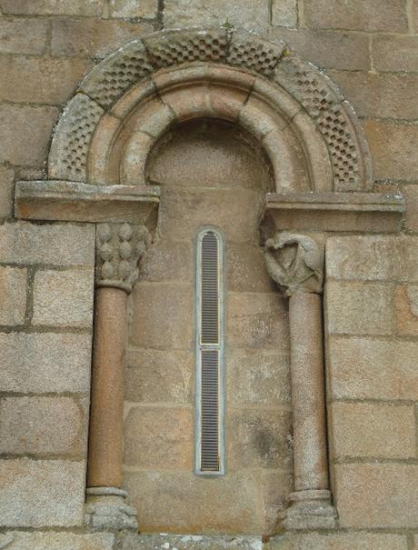 ROMÁNICO EN EL CAMINO DE INVIERNO IGLESIA DE SANTIAGO Ventana Ábside