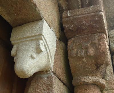 ROMÁNICO EN EL CAMINO DE INVIERNO  IGLESIA DE SAN MARTIÑO  Capitel y ménsula Portada Oeste 2