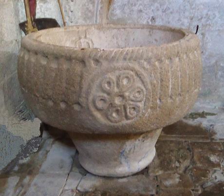 ROMÁNICO EN EL CAMINO DE INVIERNO  IGLESIA DE SAN PAIO DE DIOMONDI  Pila bautismal