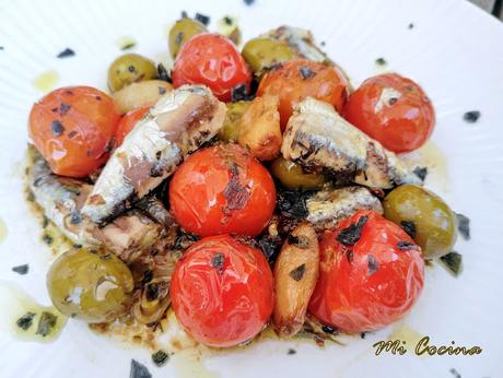 CAZUELITA DE SARDINILLAS EN CONSERVA CON TOMATE CHERRY Y ACEITUNAS RELLENAS DE ANCHOAS. CAZUELITA DE SARDINILLAS EN CONSERVA CON TOMATE CHERRY Y ACEITUNAS RELLENAS DE ANCHOAS.