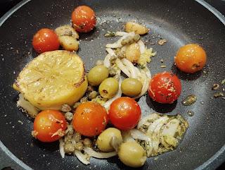 CAZUELITA DE SARDINILLAS EN CONSERVA CON TOMATE CHERRY Y ACEITUNAS RELLENAS DE ANCHOAS. CAZUELITA DE SARDINILLAS EN CONSERVA CON TOMATE CHERRY Y ACEITUNAS RELLENAS DE ANCHOAS.