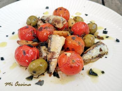 CAZUELITA DE SARDINILLAS EN CONSERVA CON TOMATE CHERRY Y ACEITUNAS RELLENAS DE ANCHOAS.