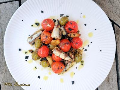 CAZUELITA DE SARDINILLAS EN CONSERVA CON TOMATE CHERRY Y ACEITUNAS RELLENAS DE ANCHOAS.