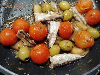 CAZUELITA DE SARDINILLAS EN CONSERVA CON TOMATE CHERRY Y ACEITUNAS RELLENAS DE ANCHOAS. CAZUELITA DE SARDINILLAS EN CONSERVA CON TOMATE CHERRY Y ACEITUNAS RELLENAS DE ANCHOAS.