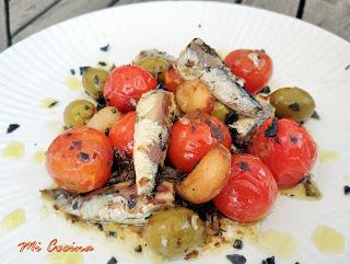 CAZUELITA DE SARDINILLAS EN CONSERVA CON TOMATE CHERRY Y ACEITUNAS RELLENAS DE ANCHOAS. CAZUELITA DE SARDINILLAS EN CONSERVA CON TOMATE CHERRY Y ACEITUNAS RELLENAS DE ANCHOAS.