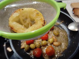 CAZUELITA DE SARDINILLAS EN CONSERVA CON TOMATE CHERRY Y ACEITUNAS RELLENAS DE ANCHOAS. CAZUELITA DE SARDINILLAS EN CONSERVA CON TOMATE CHERRY Y ACEITUNAS RELLENAS DE ANCHOAS.