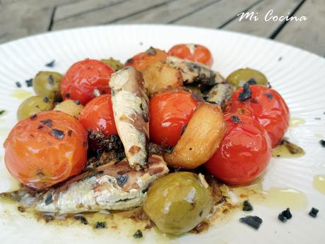 CAZUELITA DE SARDINILLAS EN CONSERVA CON TOMATE CHERRY Y ACEITUNAS RELLENAS DE ANCHOAS.