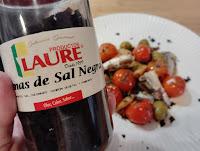 CAZUELITA DE SARDINILLAS EN CONSERVA CON TOMATE CHERRY Y ACEITUNAS RELLENAS DE ANCHOAS.