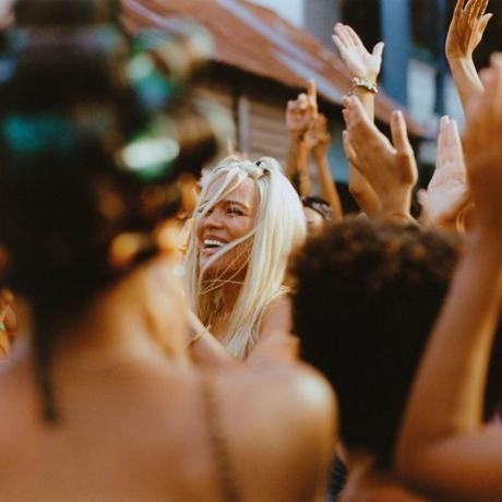 Omar Courtz y Karol G siguen liderando las listas oficiales españolas Si antes te hubiera conocido