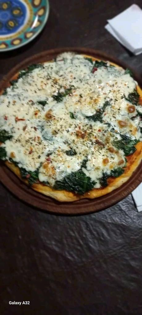 Pizza de espinacas y salsa blanca