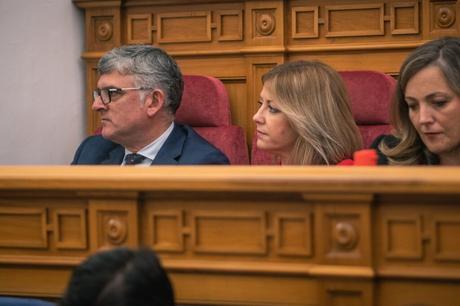 Page cierra la sesión luciendo PSOE: «El partido con más ansia de igualdad; lucharé para que no dimita de ella»