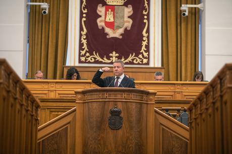 Page cierra la sesión luciendo PSOE: «El partido con más ansia de igualdad; lucharé para que no dimita de ella»