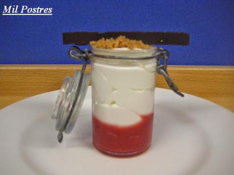 CREMA BÁVARA CON FRESAS Y CRUMBLE DE GALLETAS