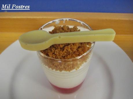 CREMA BÁVARA CON FRESAS Y CRUMBLE DE GALLETAS