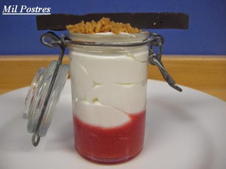 CREMA BÁVARA CON FRESAS Y CRUMBLE DE GALLETAS