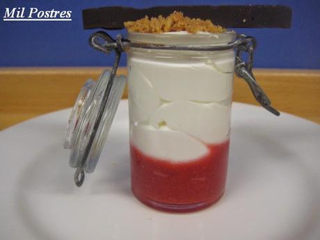 CREMA BÁVARA CON FRESAS Y CRUMBLE DE GALLETAS