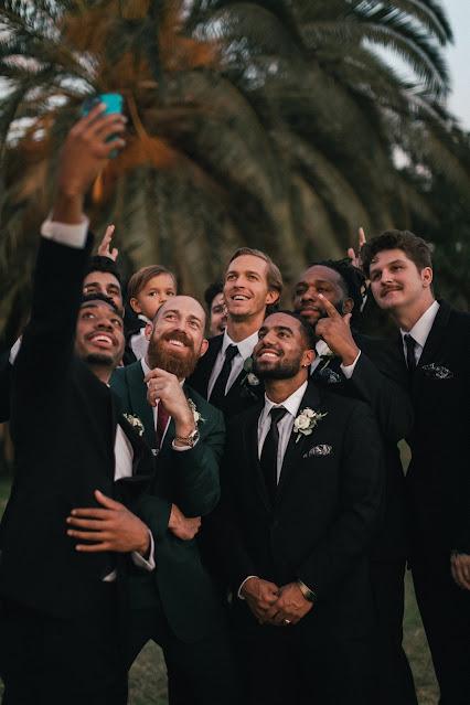 Invitado sacando un selfie del novio y otros asistentes Invitado sacando un selfie del novio y otros asistentes