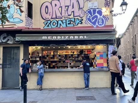 Cinco bares y restaurantes centenarios que siguen rejuveneciendo en el Raval