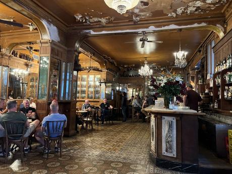 Cinco bares y restaurantes centenarios que siguen rejuveneciendo en el Raval