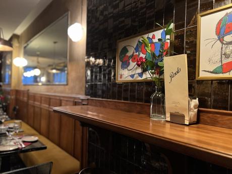 Cinco bares y restaurantes centenarios que siguen rejuveneciendo en el Raval