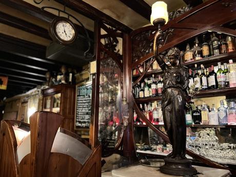 Cinco bares y restaurantes centenarios que siguen rejuveneciendo en el Raval