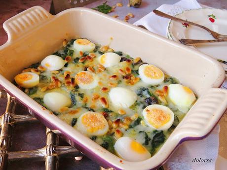 Espinacas a la crema con huevos de codorniz gratinados