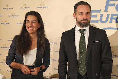 En el desmoronamiento de los líderes, Vox no busca consenso sino obediencia. En el desmoronamiento de los líderes, Vox no busca consenso sino obediencia.